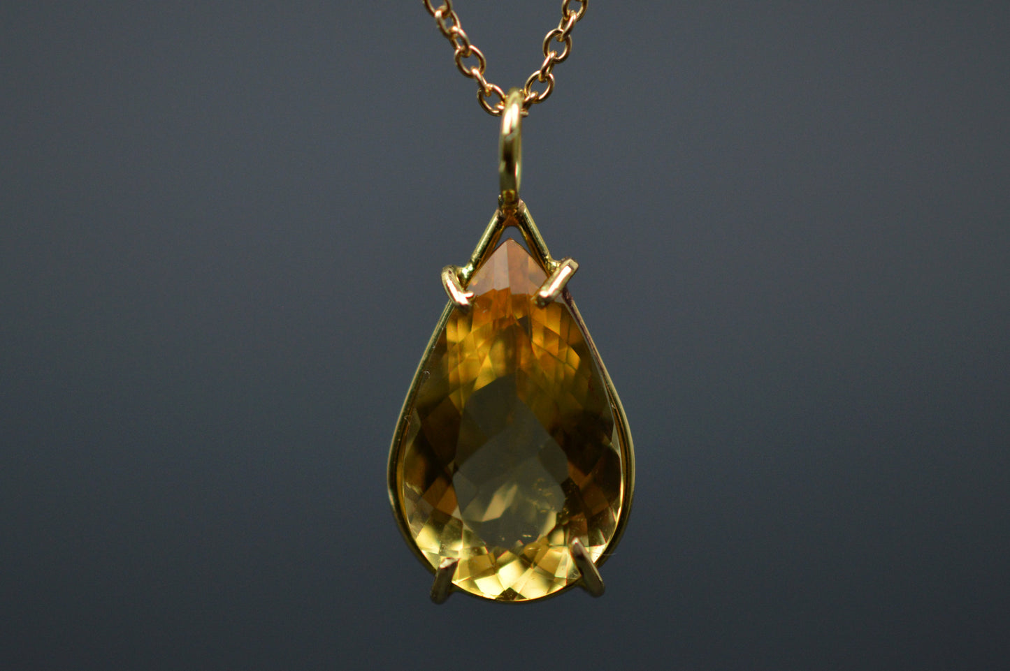 Beryl and gold pendant necklace