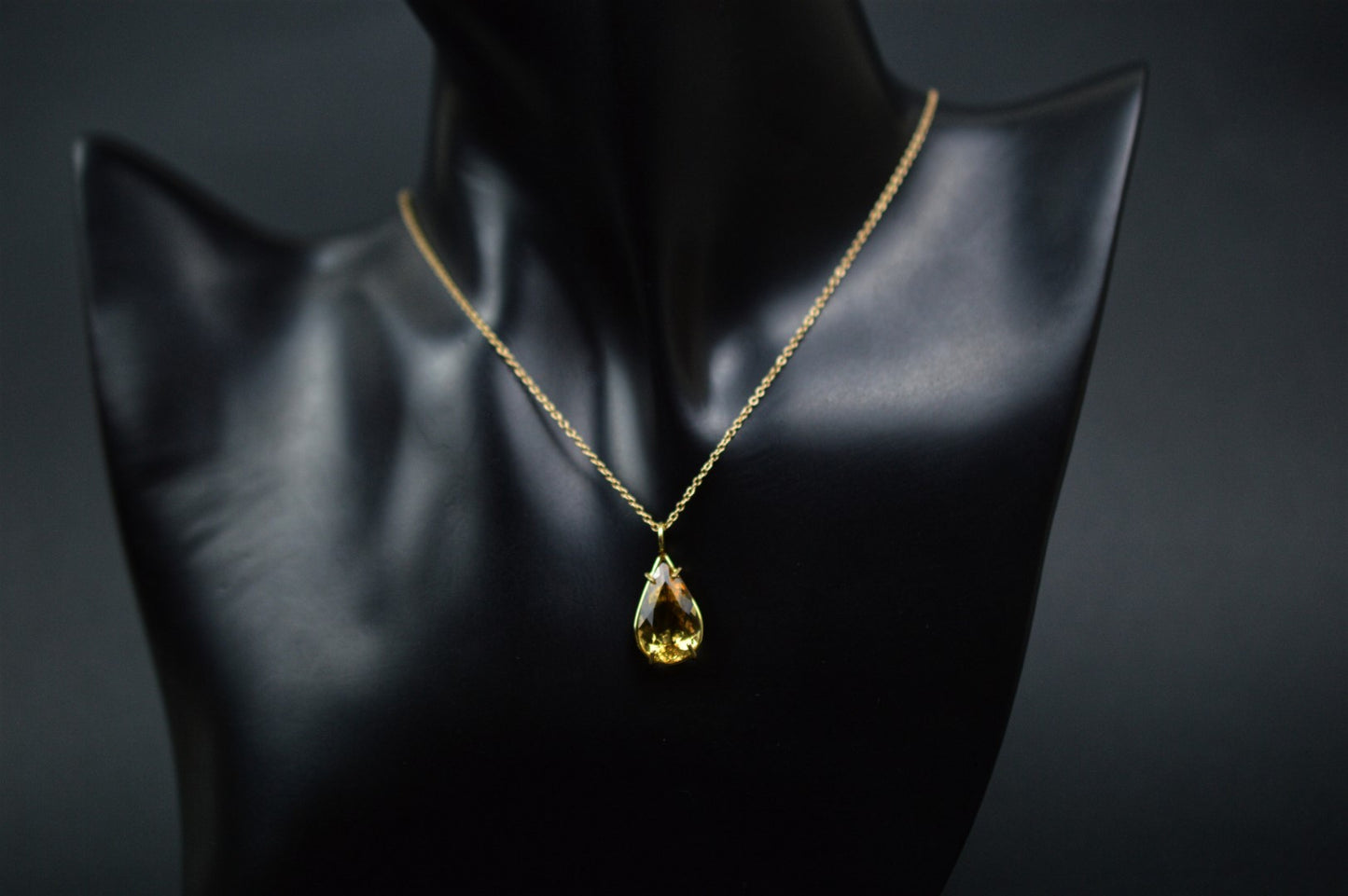 Beryl and gold pendant necklace